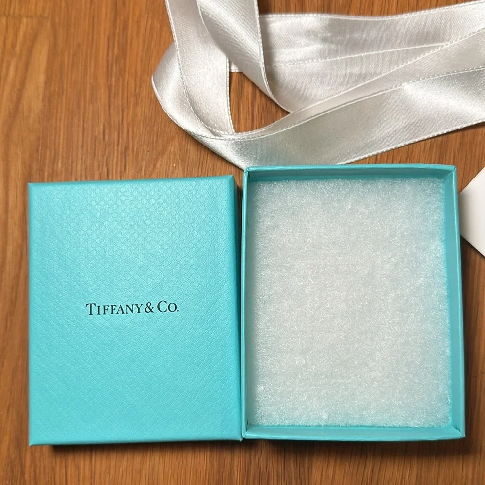 Tiffany packaging: blue box, gift card, envelope, ribbon, bag and shipping box - Picture 3 of 11